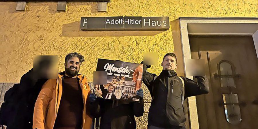 Die Aktionsgruppe nachts vor dem neuen Schild am CDU-Büro; Gesichter der nicht öffentlich exponierten Mitglieder unkenntlich gemacht.