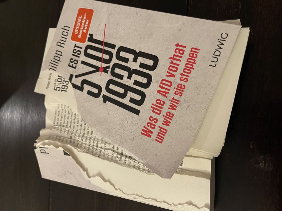 Das zerrissene Buch im Detail: „Es ist 5 vor 1933