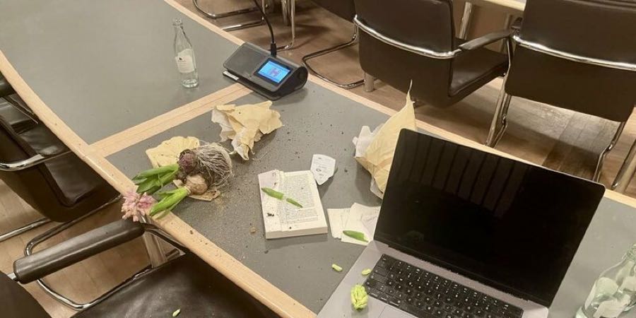 Zerbrochener Blumentopf und zerrissenes Buch auf dem Sitzungstisch nach dem Eklat im Kreistag.